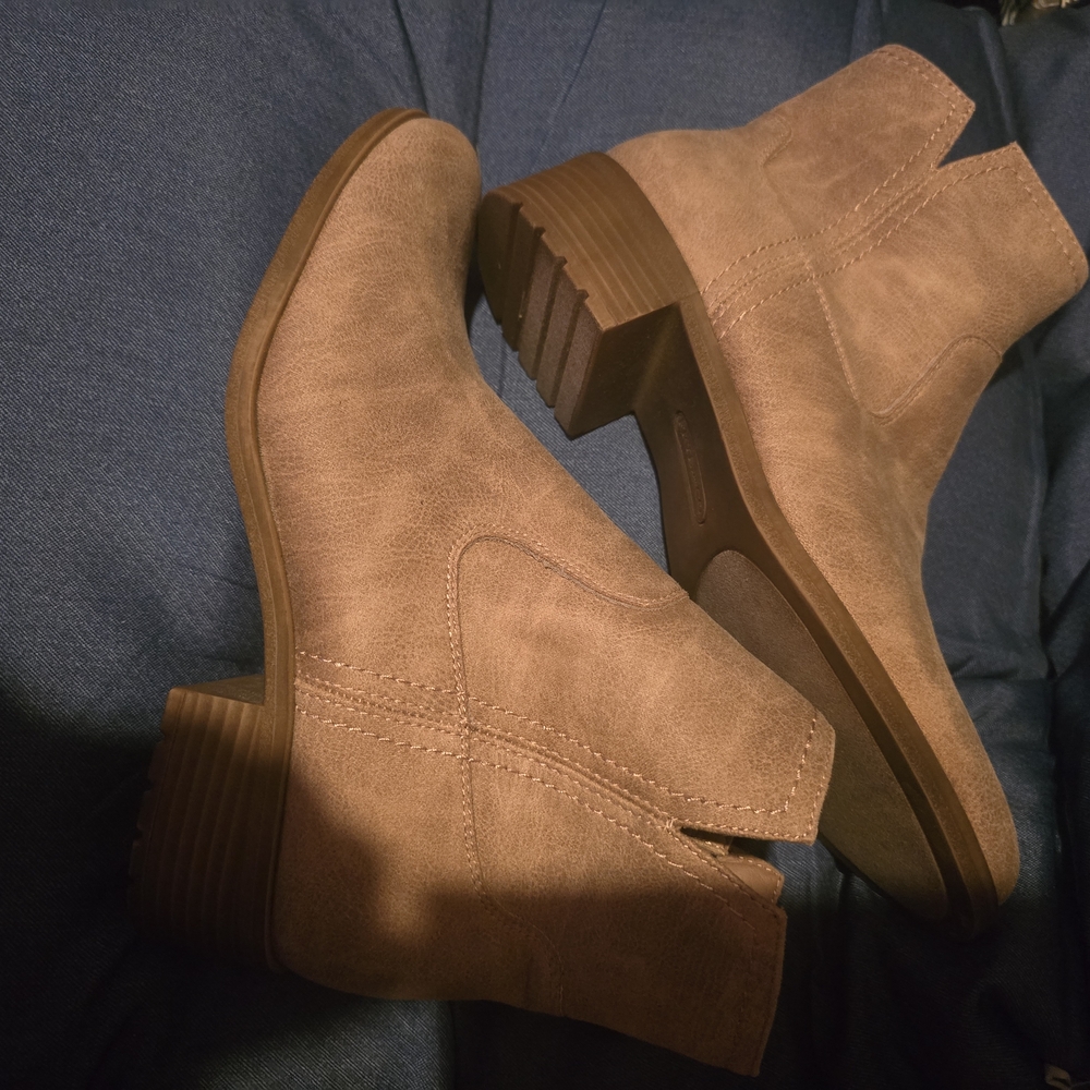 FRYE AND CO. Brown Ankle Booties